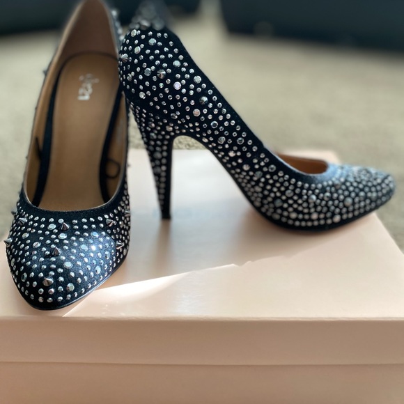 Stunning studded heels - Picture 2 of 4